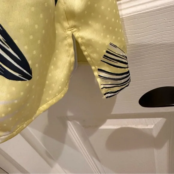 Ann Taylor Factory Yellow Blouse W/ Blue and White Abstract Flowers Sleeveless - Picture 3 of 5